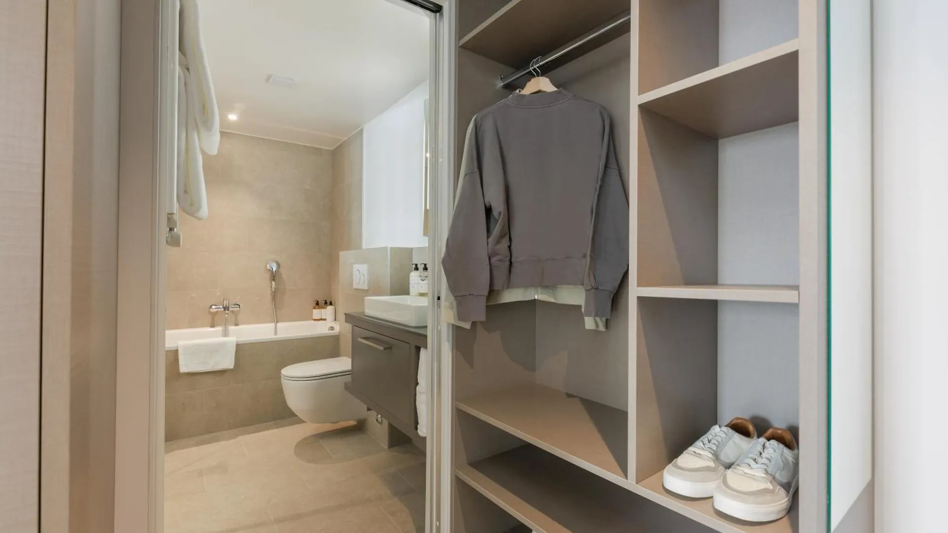 Base Geneva Hotel 4*,